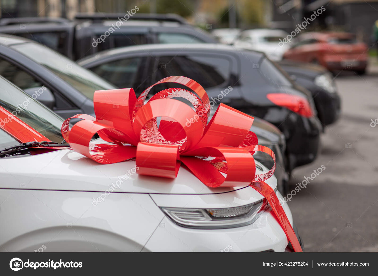 White Car Big Red Bow Hood Street Expensive Gift New Stock Photo by  ©Sergeeva_leka 423275204